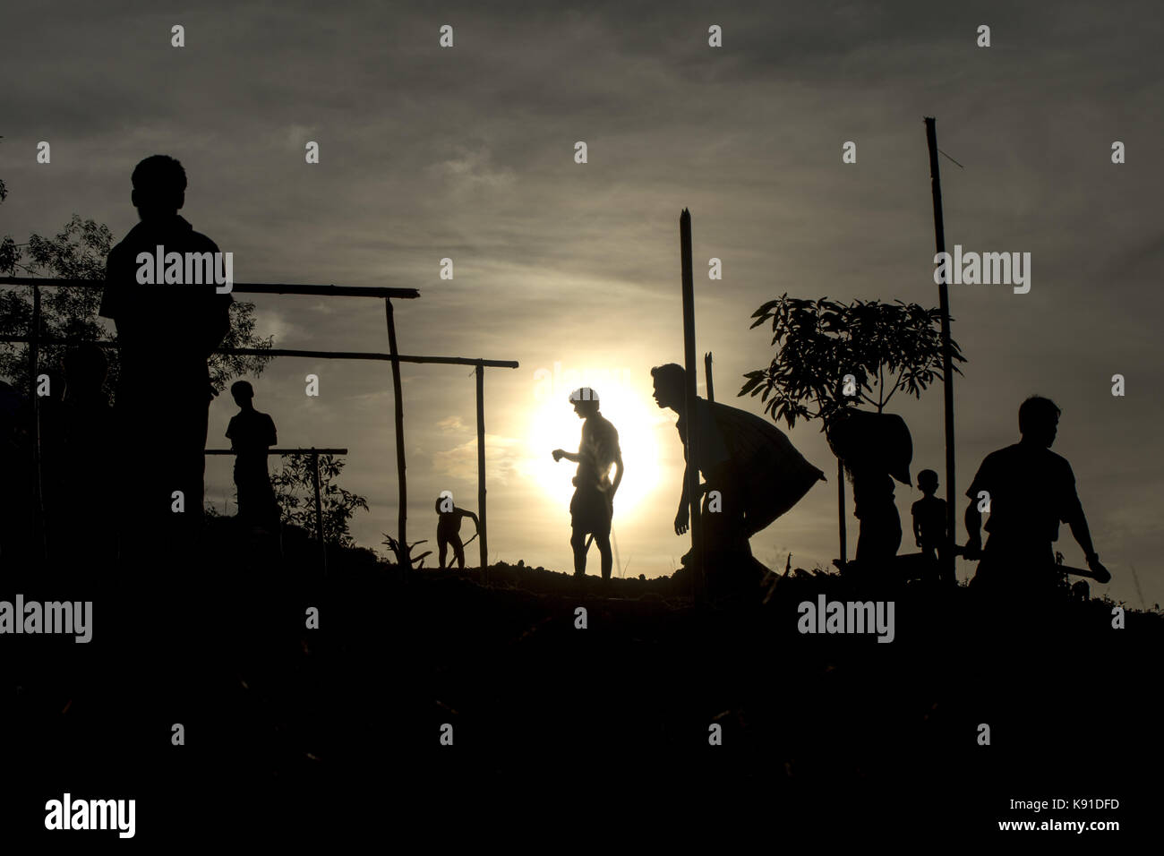 September 17, 2017 - Cox's Bazar, Bangladesh - Rohingya refugees try to build a house at Thenkhali refugee camp. According to UNHCR more than 400 thousand Rohingya refugees have fled Myanmar from violence over the last few weeks, most trying to cross the border and reach Bangladesh. International organizations have reported claims of human rights violations and summary executions allegedly carried out by the Myanmar army. Credit: K M Asad/zReportage.com/ZUMA Wire/Alamy Live News Stock Photo