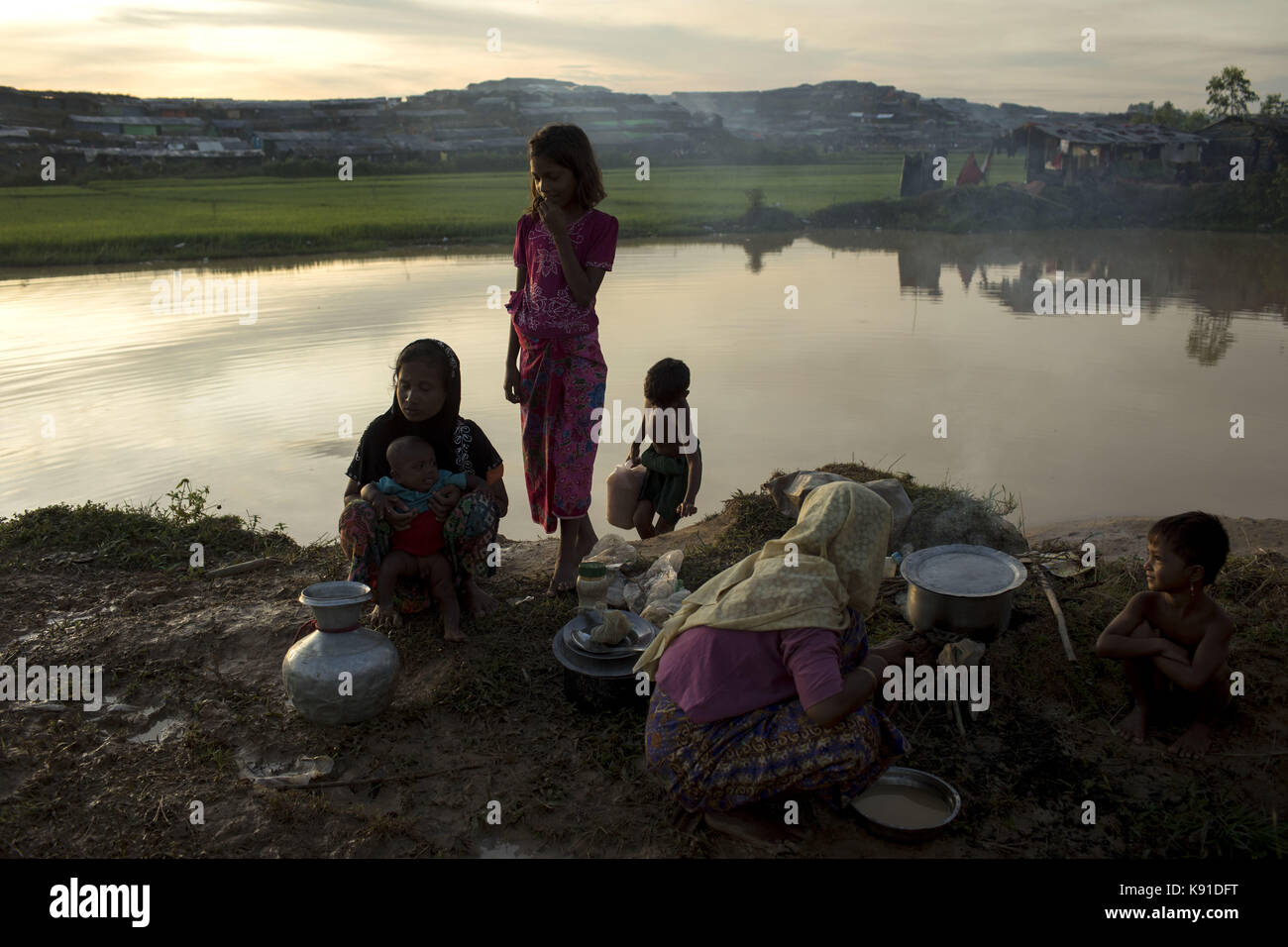 September 17, 2017 - Cox's Bazar, Bangladesh - Rohingya refugees collect water from the river at the Thenkhali refugee camp. According to UNHCR more than 400 thousand Rohingya refugees have fled Myanmar from violence over the last few weeks, most trying to cross the border and reach Bangladesh. International organizations have reported claims of human rights violations and summary executions allegedly carried out by the Myanmar army. Credit: K M Asad/zReportage.com/ZUMA Wire/Alamy Live News Stock Photo