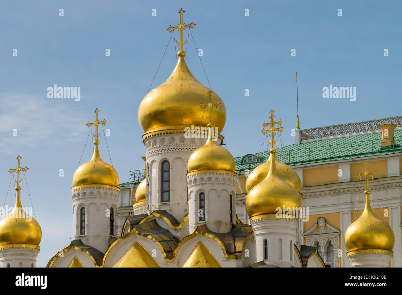 Architectural detail and cupolas of the Cathedral of the Annunciation, Sobornaya Ploshad (Cathedral Square), The Kremlin, Moscow, Russia Stock Photo