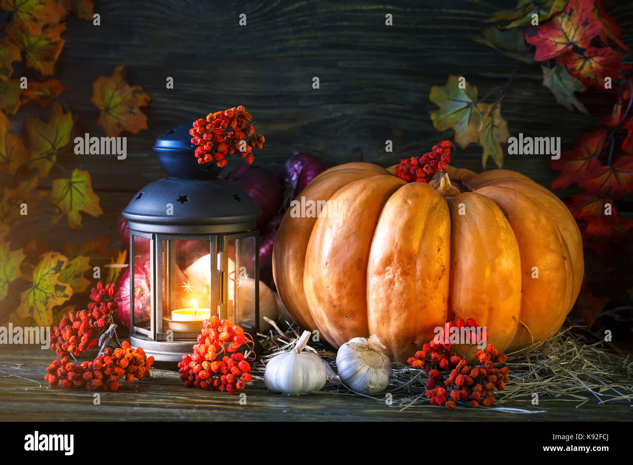 The wooden table decorated with vegetables, pumpkins and autumn leaves. Autumn background. Schastlivy von Thanksgiving Day. Stock Photo