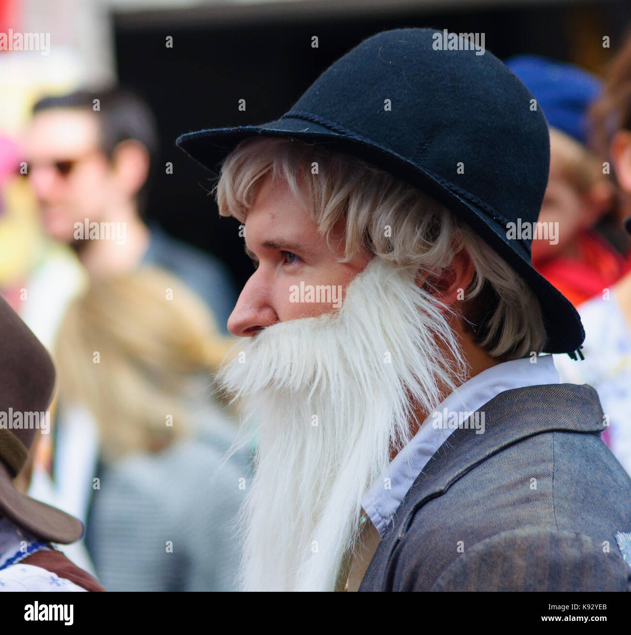Male performer wearing a hat and false beard on the Royal Mile during the Edinburgh International Fringe Festival, Scotland, UK Stock Photo