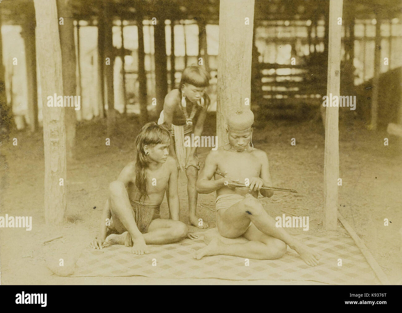 KITLV   160460   Demmeni, J.   Soelang Orang makes a wood carving on a sword scabbard with a long sharp knife that the Bahau people carry on the inside of their swords, Upper Mahakam   1898 1900 Stock Photo