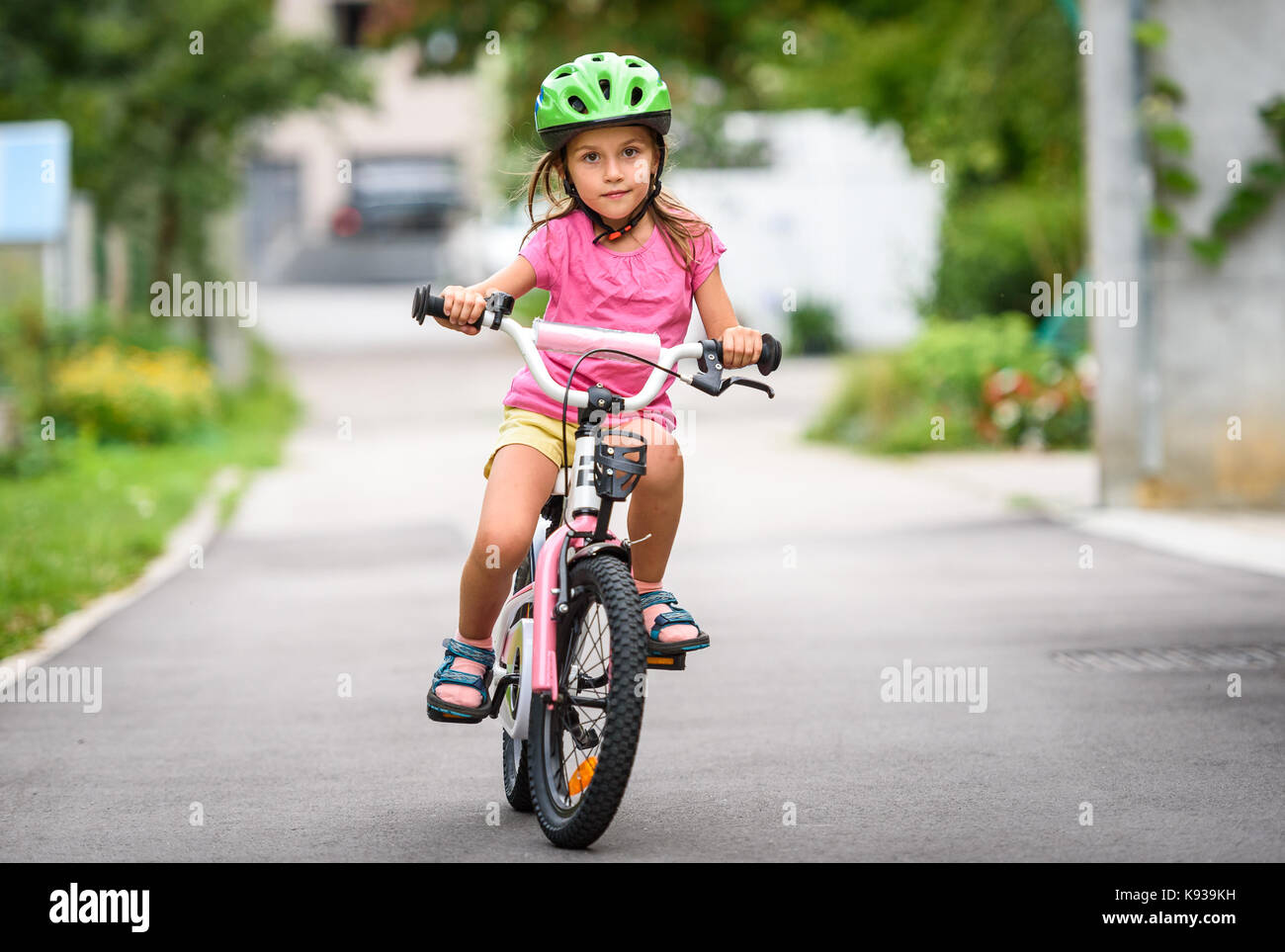 Girls on exercise bikes hires stock photography and images Alamy
