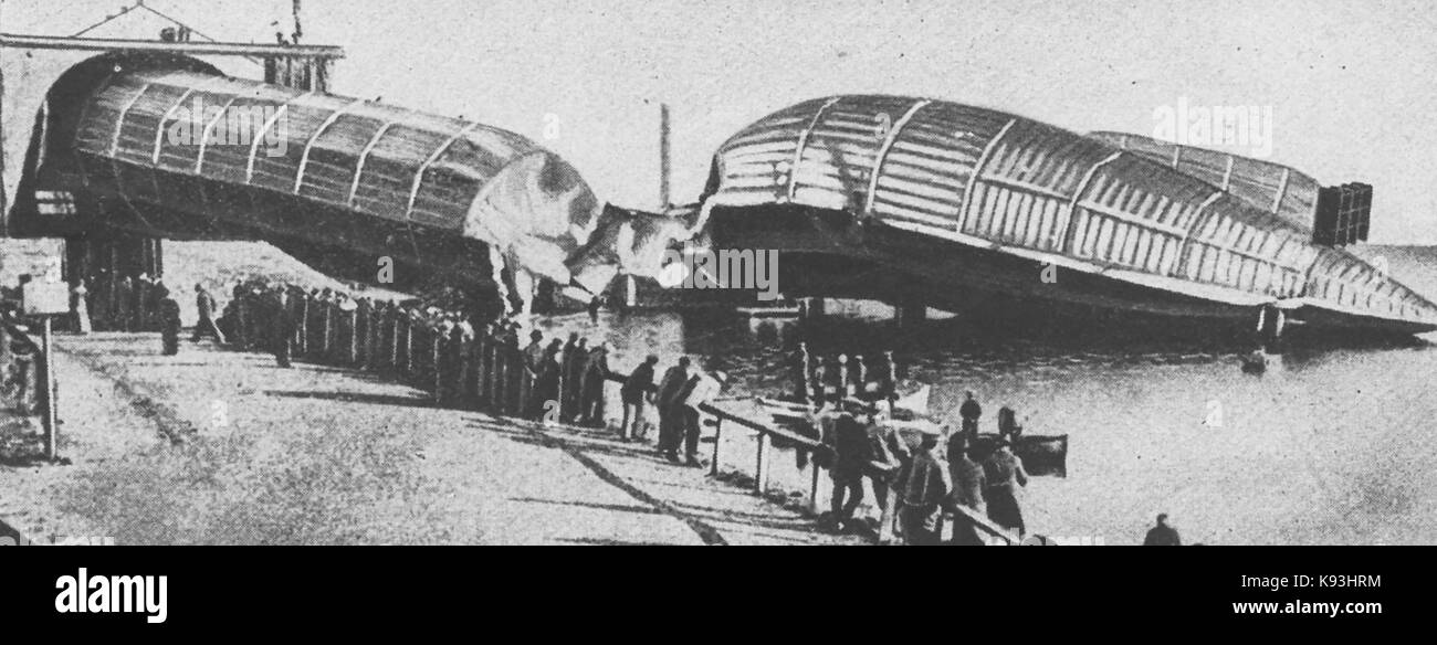 1911 (24th September)  British air disaster - wreck of the airship 'MAYFLY'. (HMA 1) or Hermione, Britain's first military airship Stock Photo