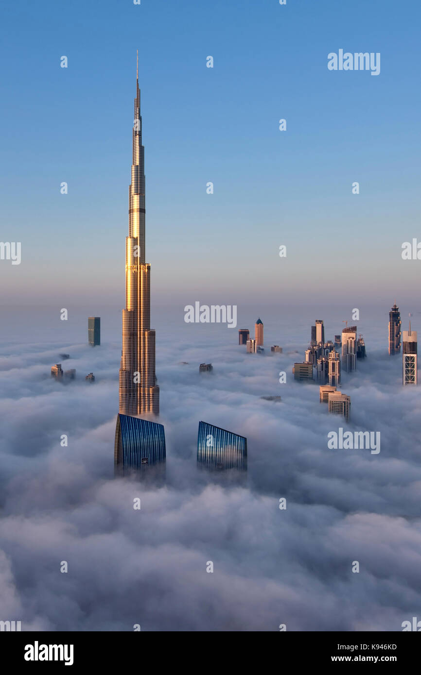 atom Pilgrim Legitimationsoplysninger View of the Burj Khalifa and other skyscrapers above the clouds in Dubai,  United Arab Emirates Stock Photo - Alamy