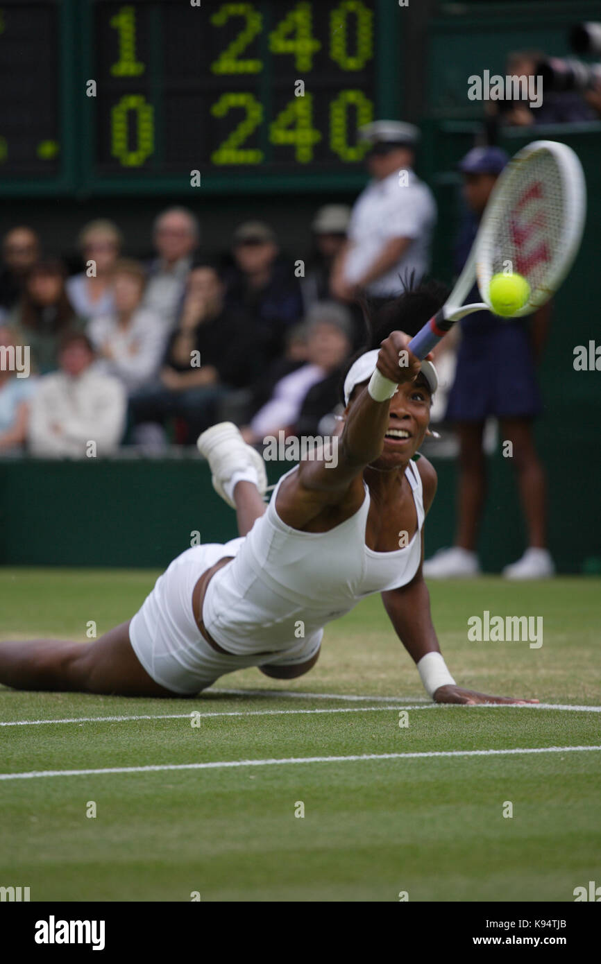 Venus Williams lunges for a return during fourth round match against Maria Sharapova at Wimbledon, 2007. Williams won the match and eventually her fou Stock Photo