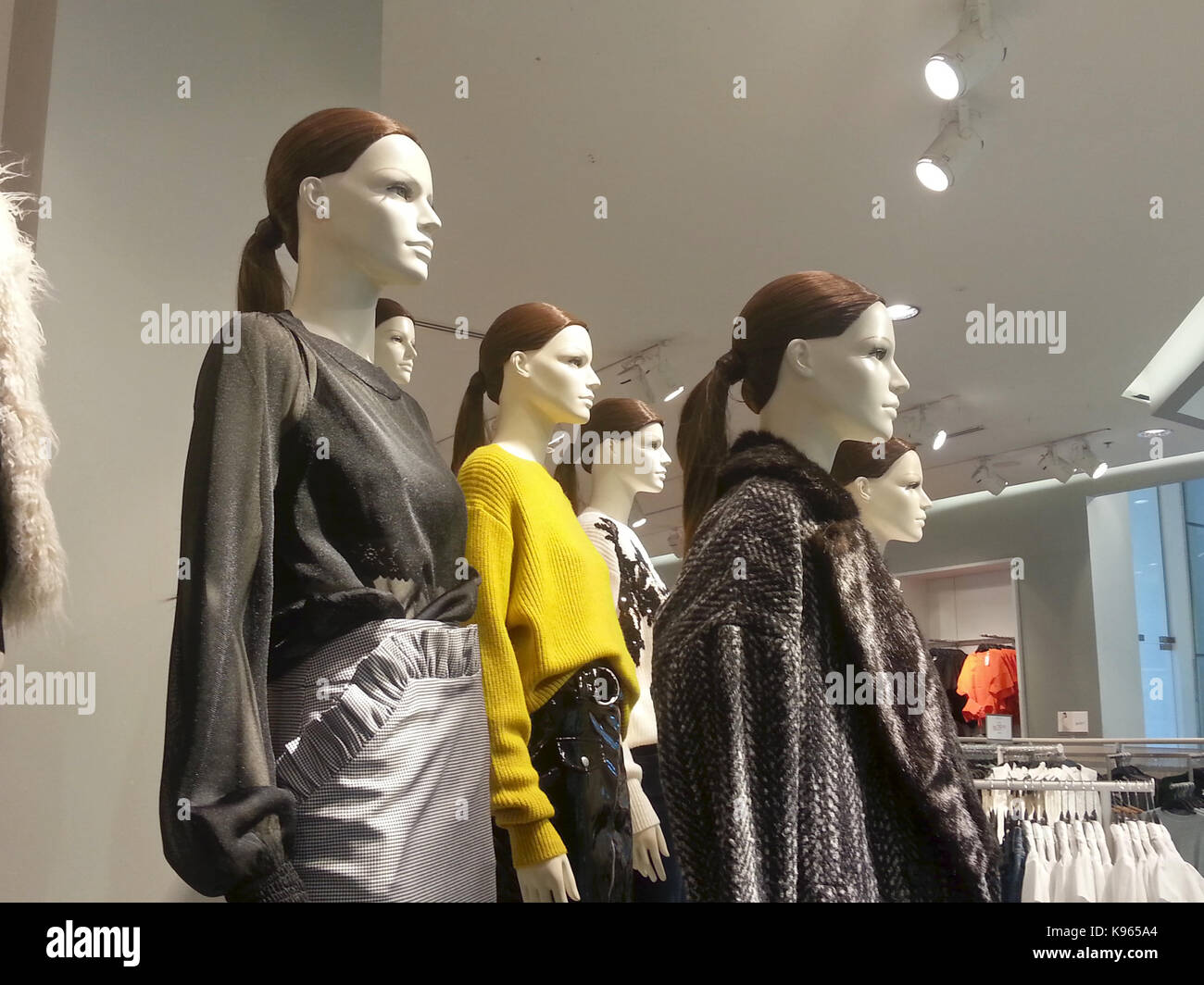 Mannequins On Display In The Shop With New Fashion In Shopping Gallery K965A4 