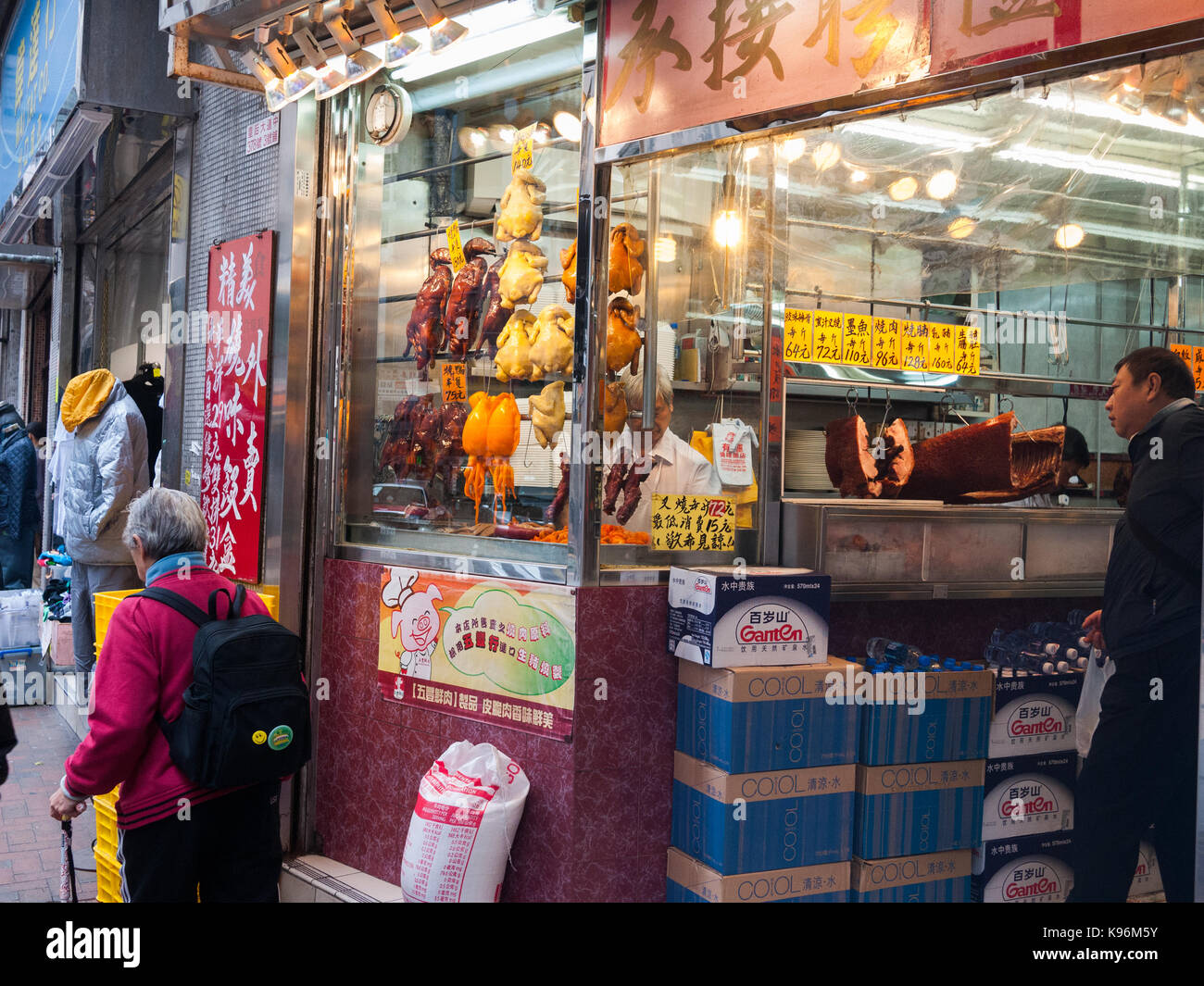 Hong Kong - Shop displaying roast duck and chicken Stock Photo - Alamy