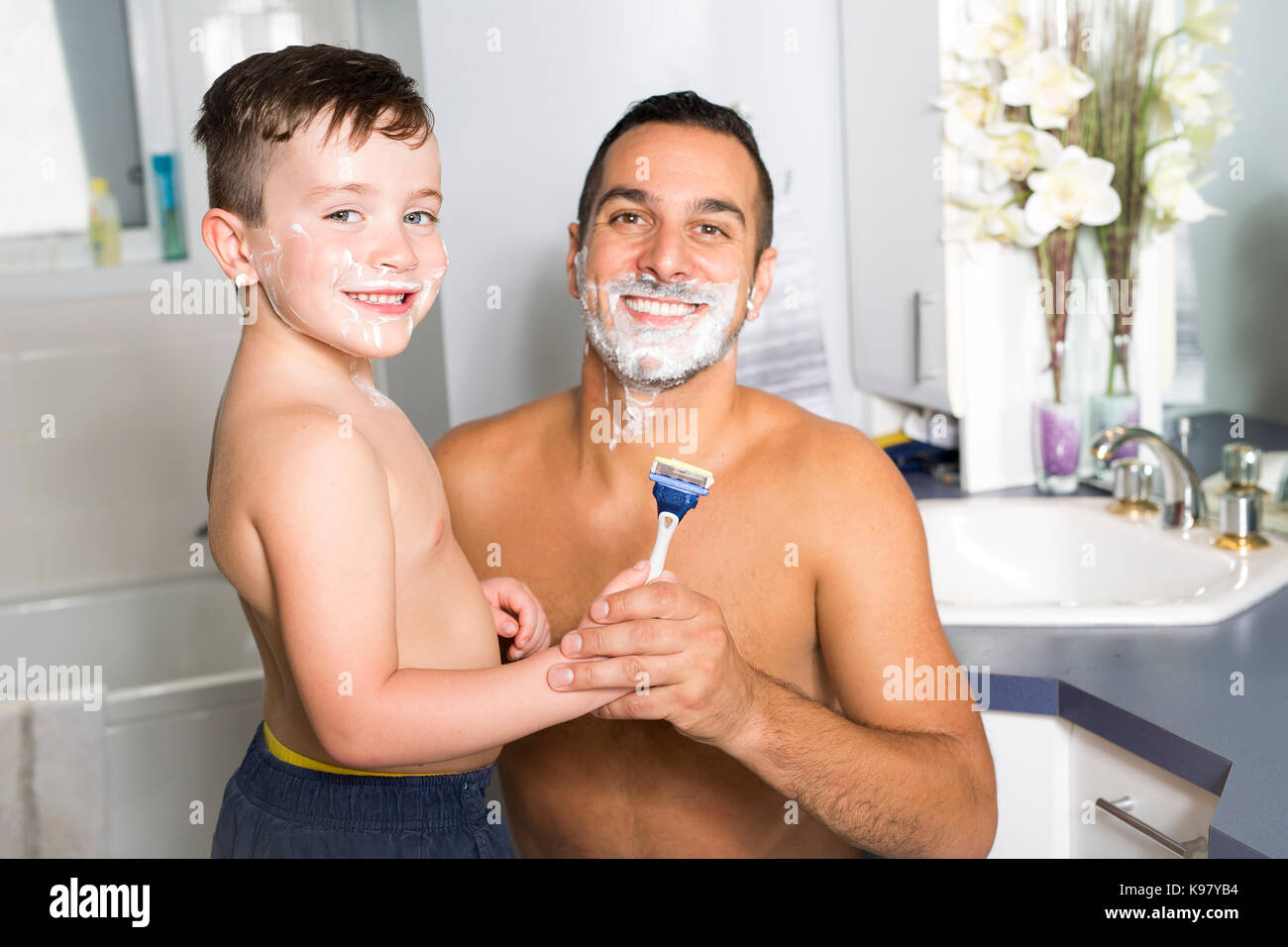 Мама бреет дочь. Папа в пене. Отец бреется в ванной. Мальчик с папой в ванной. Отец и сын в ванной комнате.