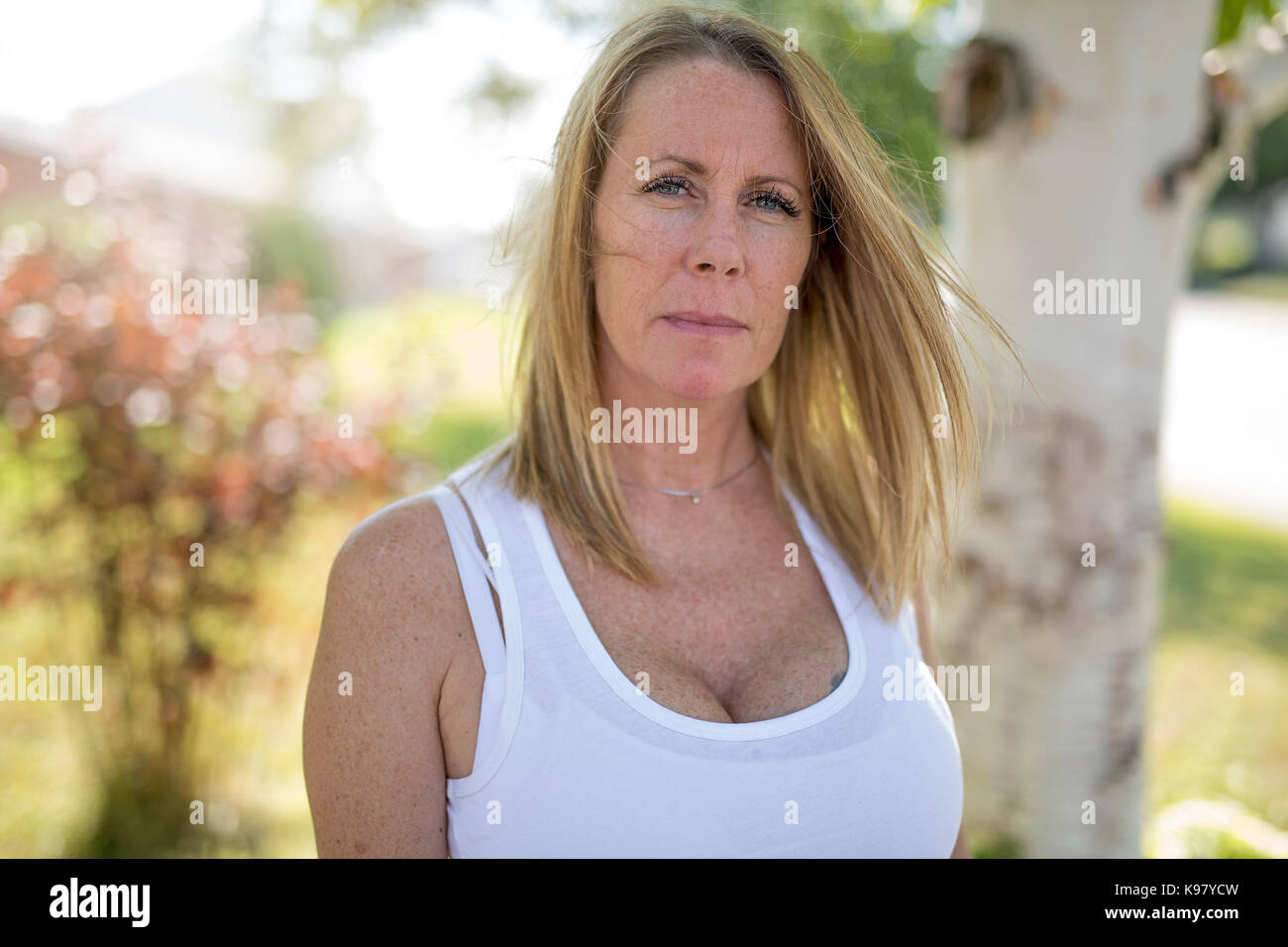 40 woman spring hi-res stock photography and images - Alamy