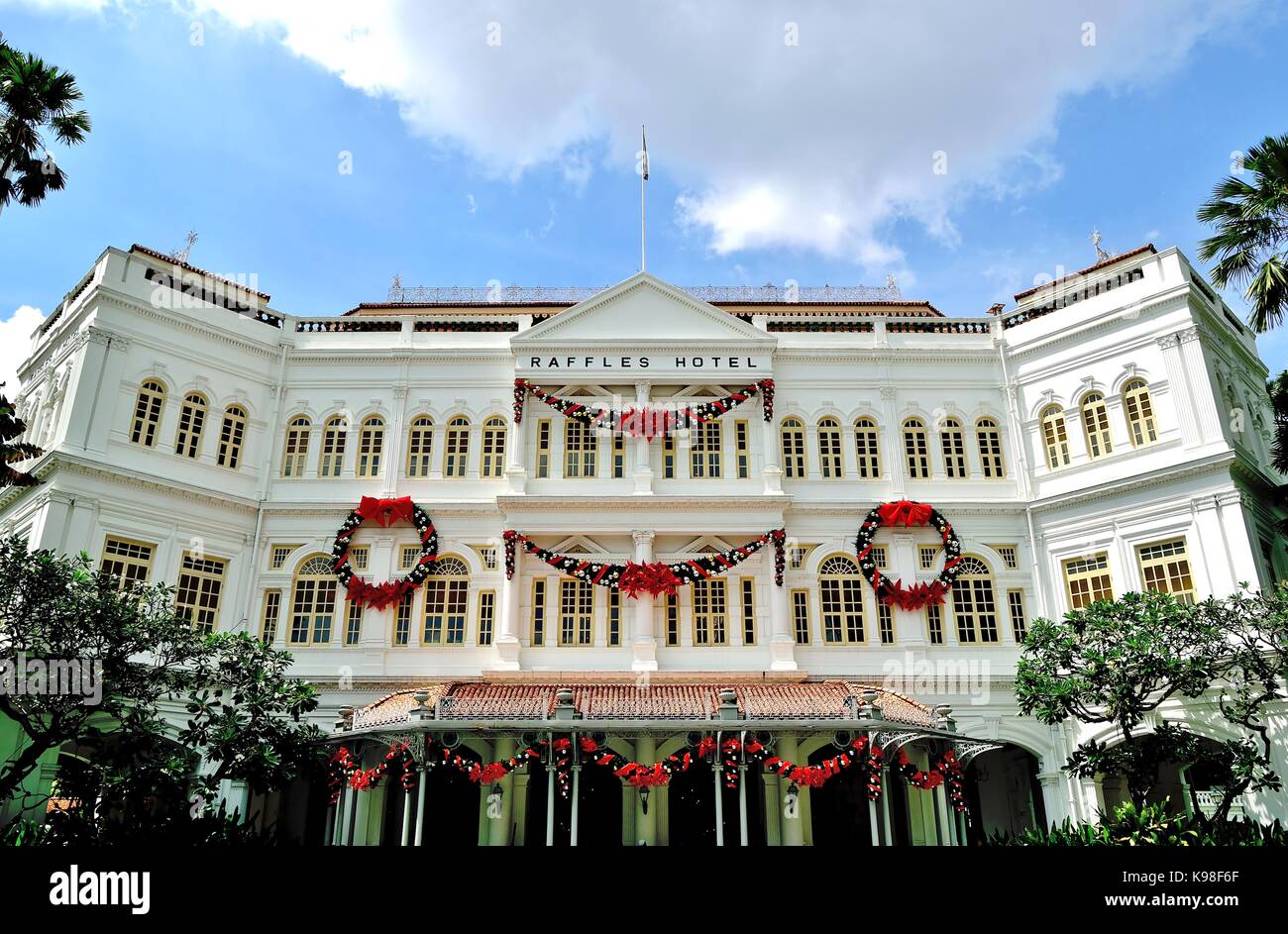 Raffles Hotel, Singapore, decked out in Xmas decorations Stock Photo