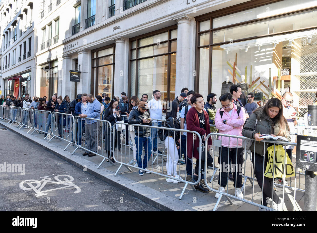 London Uk 22 September 2017 A Modest Queue Of People Is Seen