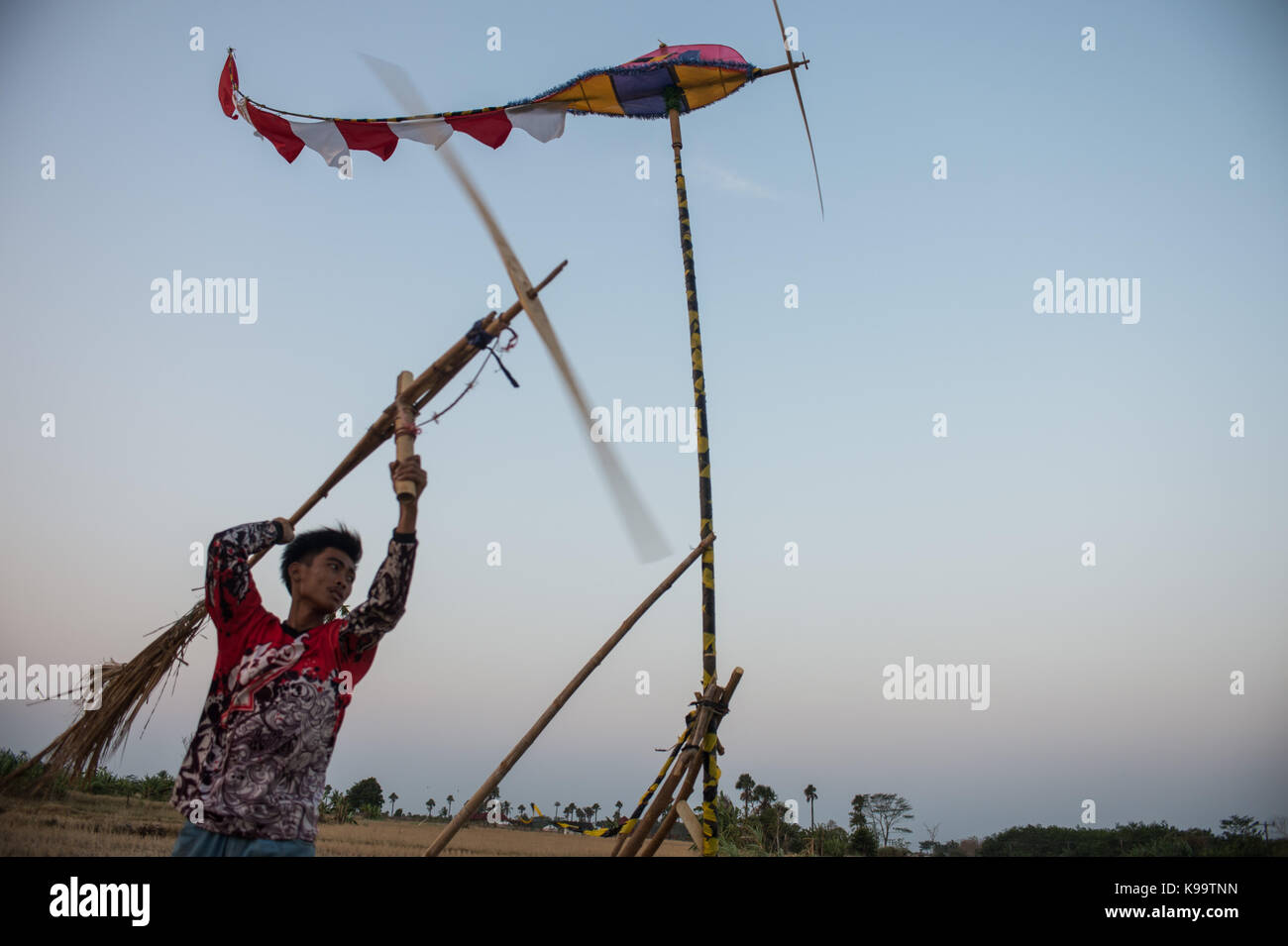 Pandeglang, Indonesia. 22nd Sep, 2017. A man tests his windmill during traditional windmill festival at Tanjung Lesung, Pandeglang district, Banten Province in Indonesia, Sept. 22, 2017. Credit: Veri Sanovri) (zjy/Xinhua/Alamy Live News Stock Photo
