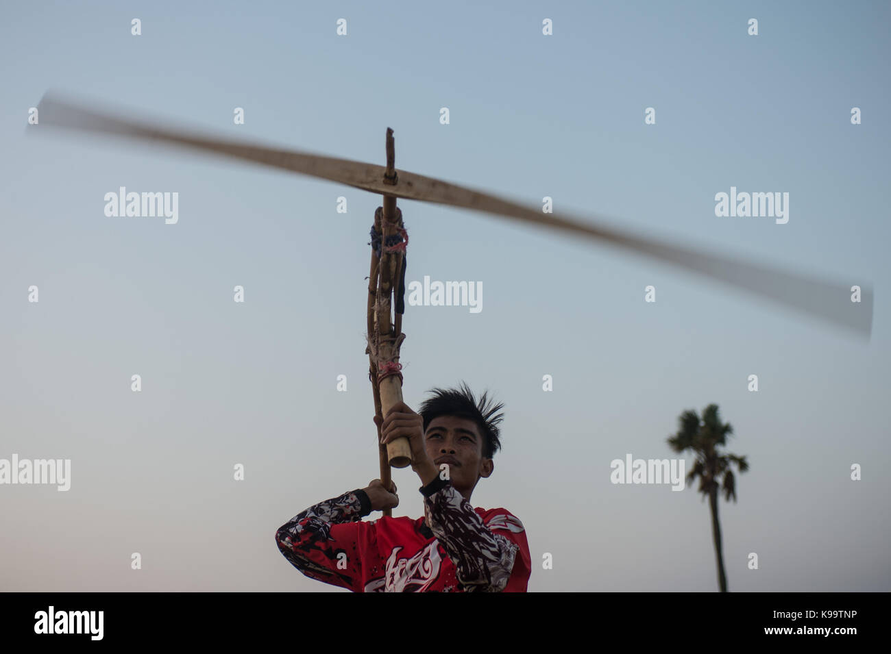 Pandeglang, Indonesia. 22nd Sep, 2017. A man tests his windmill during traditional windmill festival at Tanjung Lesung, Pandeglang district, Banten Province in Indonesia, Sept. 22, 2017. Credit: Veri Sanovri) (zjy/Xinhua/Alamy Live News Stock Photo