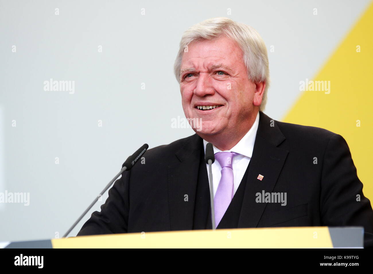 Giessen, Germany. 21st September, 2017. Volker Bouffier, prime minister of german state Hesse, speaks at election campaign event of Angela Merkel, Chancellor of Germany and leader of the Christian Democratic Union, to the federal Bundestag elections (24th Sept 2017) at Brandplatz in Giessen, Germany. Credit: Christian Lademann Stock Photo
