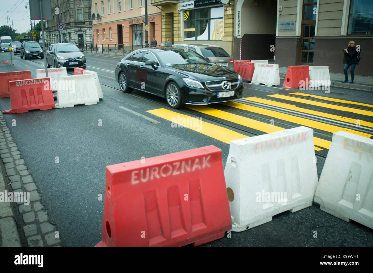Bydgoszcz, Poland. 22nd Sep, 2017. A Mercedes-Benz CLS is seen traversing a makeshift zebra crossing in one of the citys busiest roads on World Car-Free Day. Credit: Jaap Arriens/Alamy Live News Stock Photo