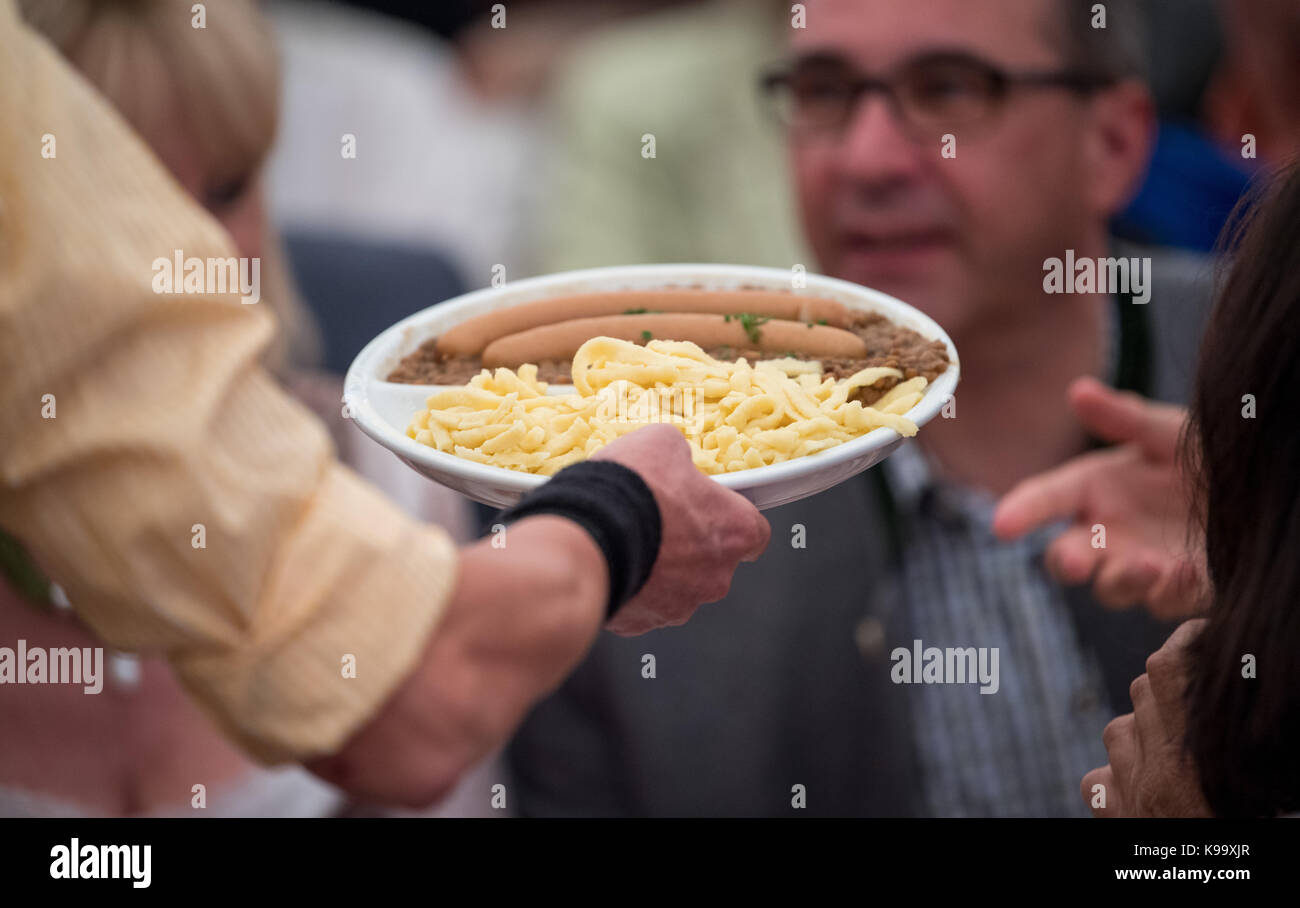 Stuttgart, Germany. 22nd Sep, 2017. A waiter passes on 'spaetzle ...