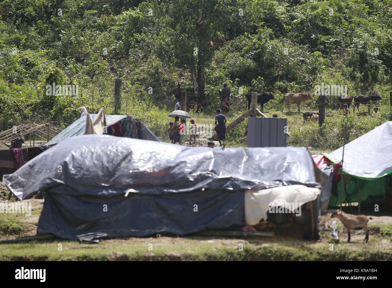 September 2, 2017 - Bangladesh - Myanmar's ethnic Rohingya Muslims build makeshift tent on Bangladesh side of the border in Tumbro, Bangladesh. (Credit Image: © Suvra Kanti Das via ZUMA Wire) Stock Photo