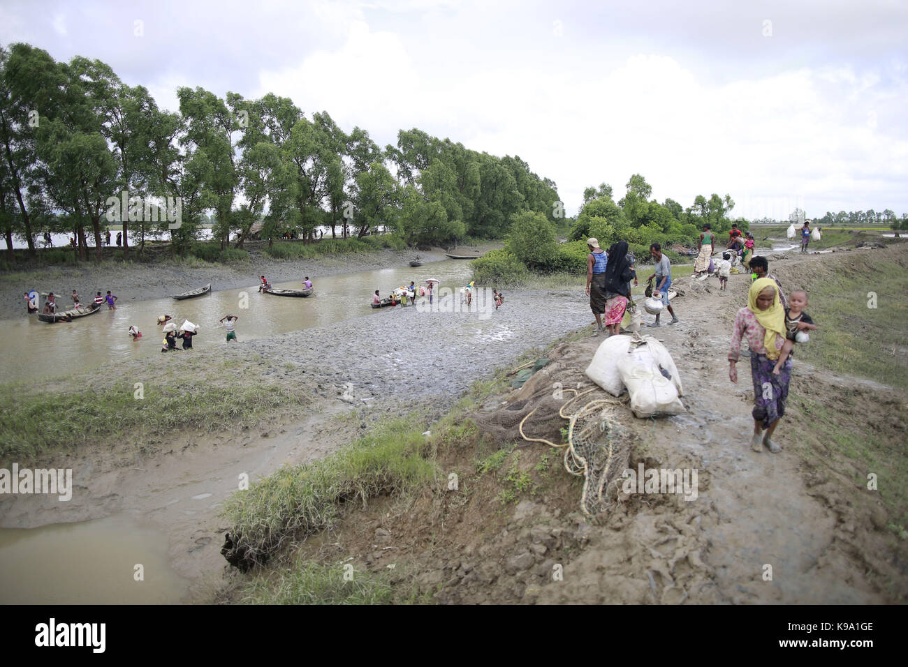 September 2, 2017 - Teknaf, Bangladesh - Rohingya muslims reaches the Bangladesh border after crossing a creek of the Naf river at Teknaf, Bangladesh. (Credit Image: © Suvra Kanti Das via ZUMA Wire) Stock Photo