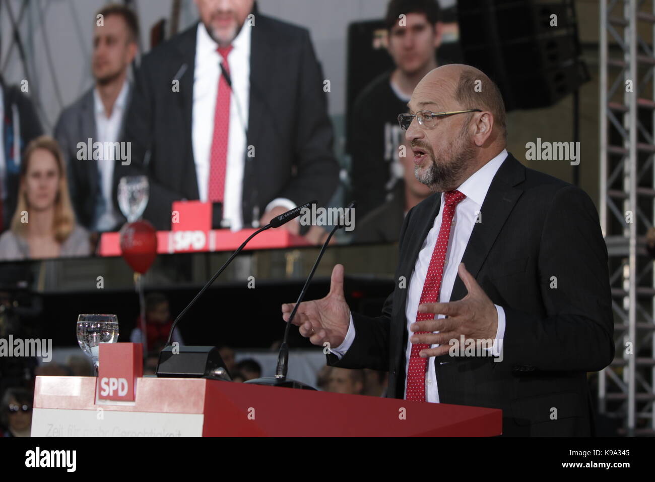 Berlin, Germany. 22nd September 2017. Martin Schulz addresses the rally. The candidate for the German Chancellorship of the SPD (Social Democratic Party of Germany) was the main speaker at a large rally in the centre of Berlin, two days ahead of the German General Election. Stock Photo
