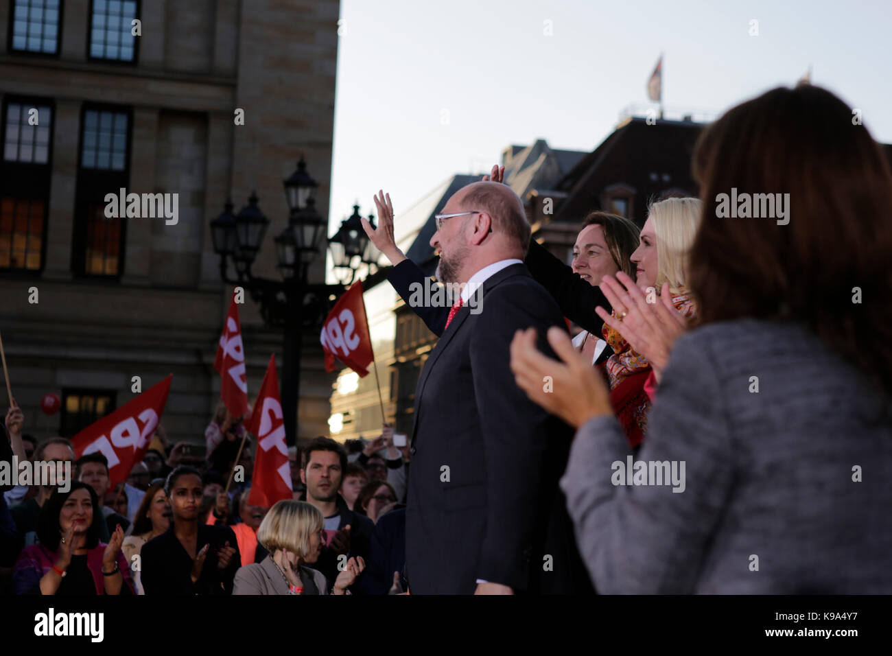 Berlin, Germany. 22nd Sep, 2017. Martin Schulz stands amidst party members on the stage, receiving the applause from the crowd. The candidate for the German Chancellorship of the SPD (Social Democratic Party of Germany) was the main speaker at a large rally in the centre of Berlin, two days ahead of the German General Election. Credit: SOPA Images Limited/Alamy Live News Stock Photo