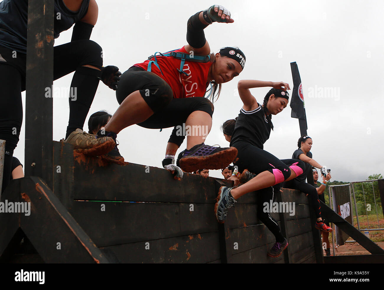 Rizal Province, Philippines. 23rd Sep, 2017. Female participants compete during the Spartan Race 2017 in Rizal Province, the Philippines, Sept. 23, 2017. Credit: Rouelle Umali/Xinhua/Alamy Live News Stock Photo