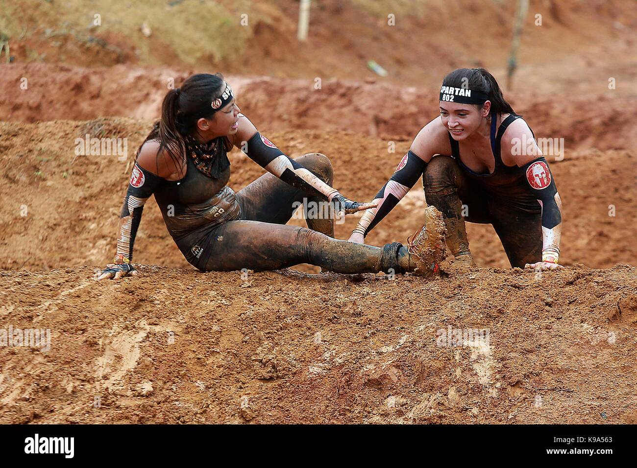 Rizal Province, Philippines. 23rd Sep, 2017. Two female participants compete during the Spartan Race 2017 in Rizal Province, the Philippines, Sept. 23, 2017. Credit: Rouelle Umali/Xinhua/Alamy Live News Stock Photo