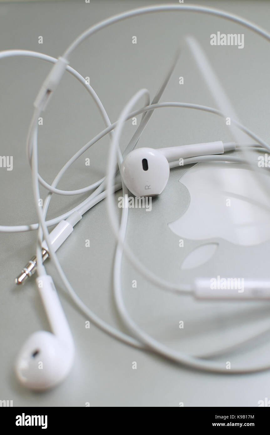 1,000+ Apple Earpods Stock Photos, Pictures & Royalty-Free Images