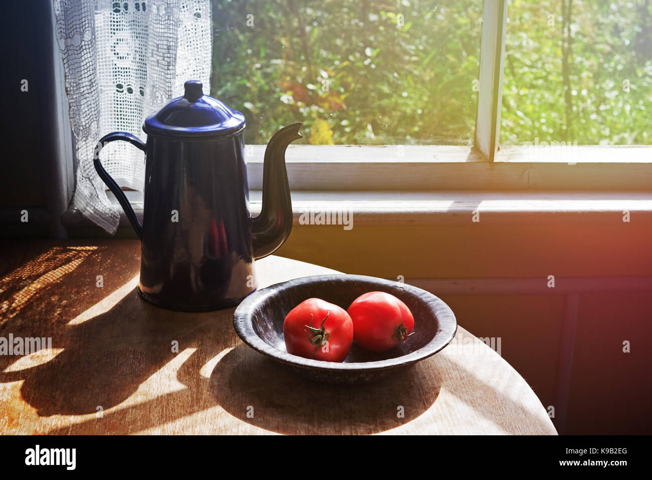 https://c8.alamy.com/comp/K9B2EG/retro-interior-with-a-coffee-pot-and-tomato-K9B2EG.jpg