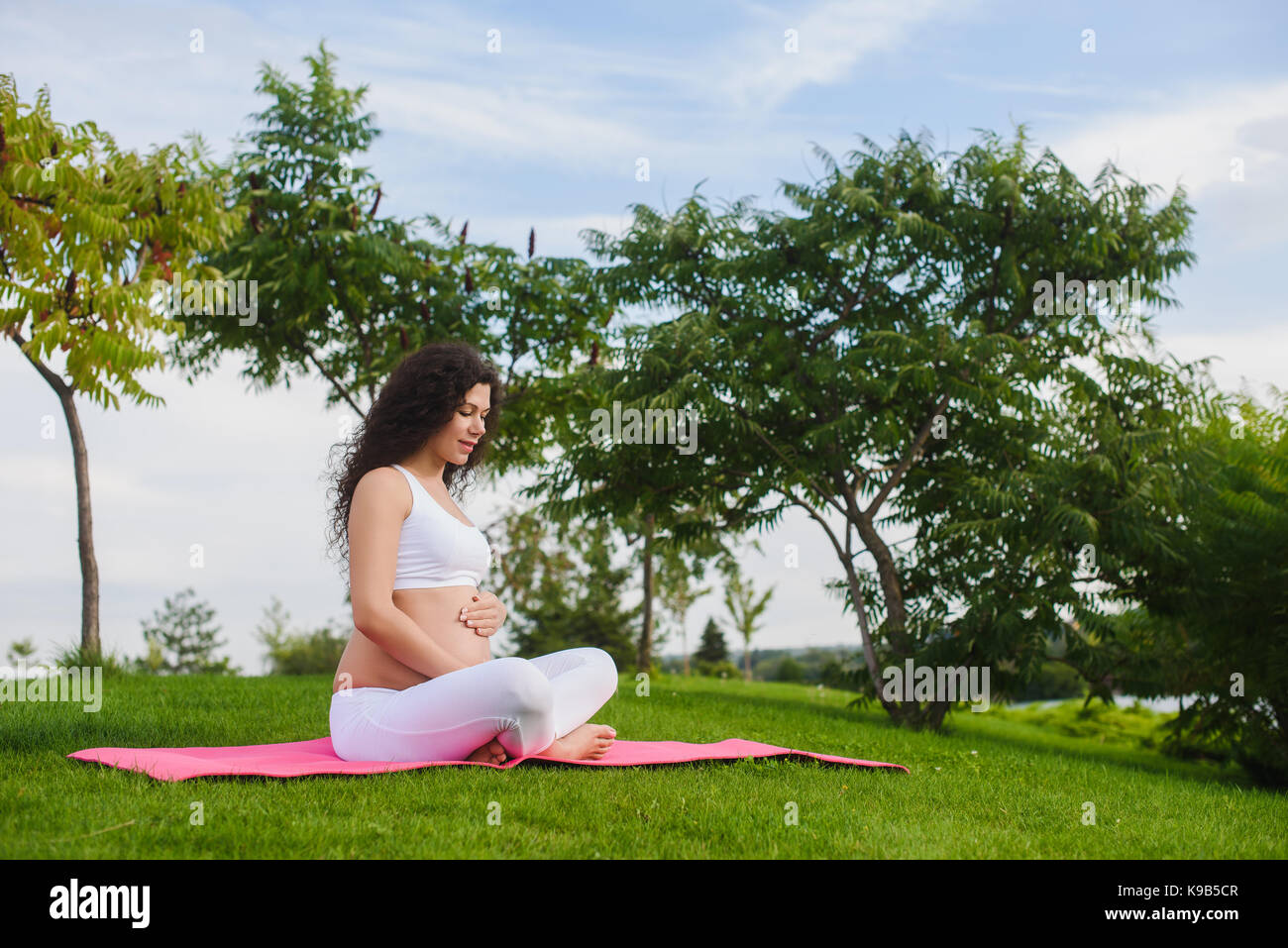 Yoga During Pregnancy: Do's and Don'ts. Nike CA