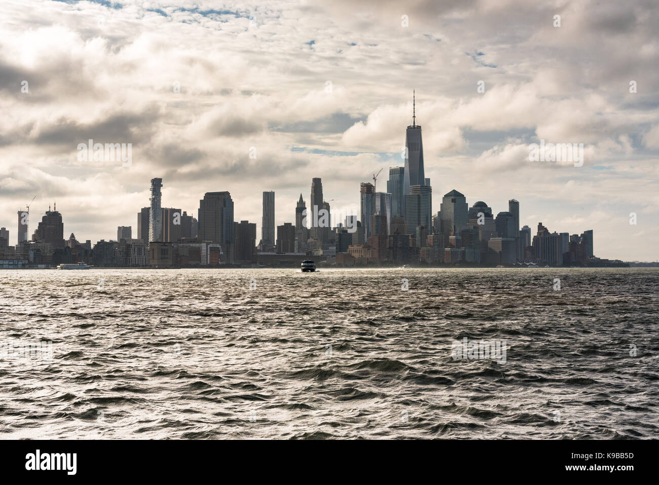 Nyc skyline white boat hi-res stock photography and images - Alamy