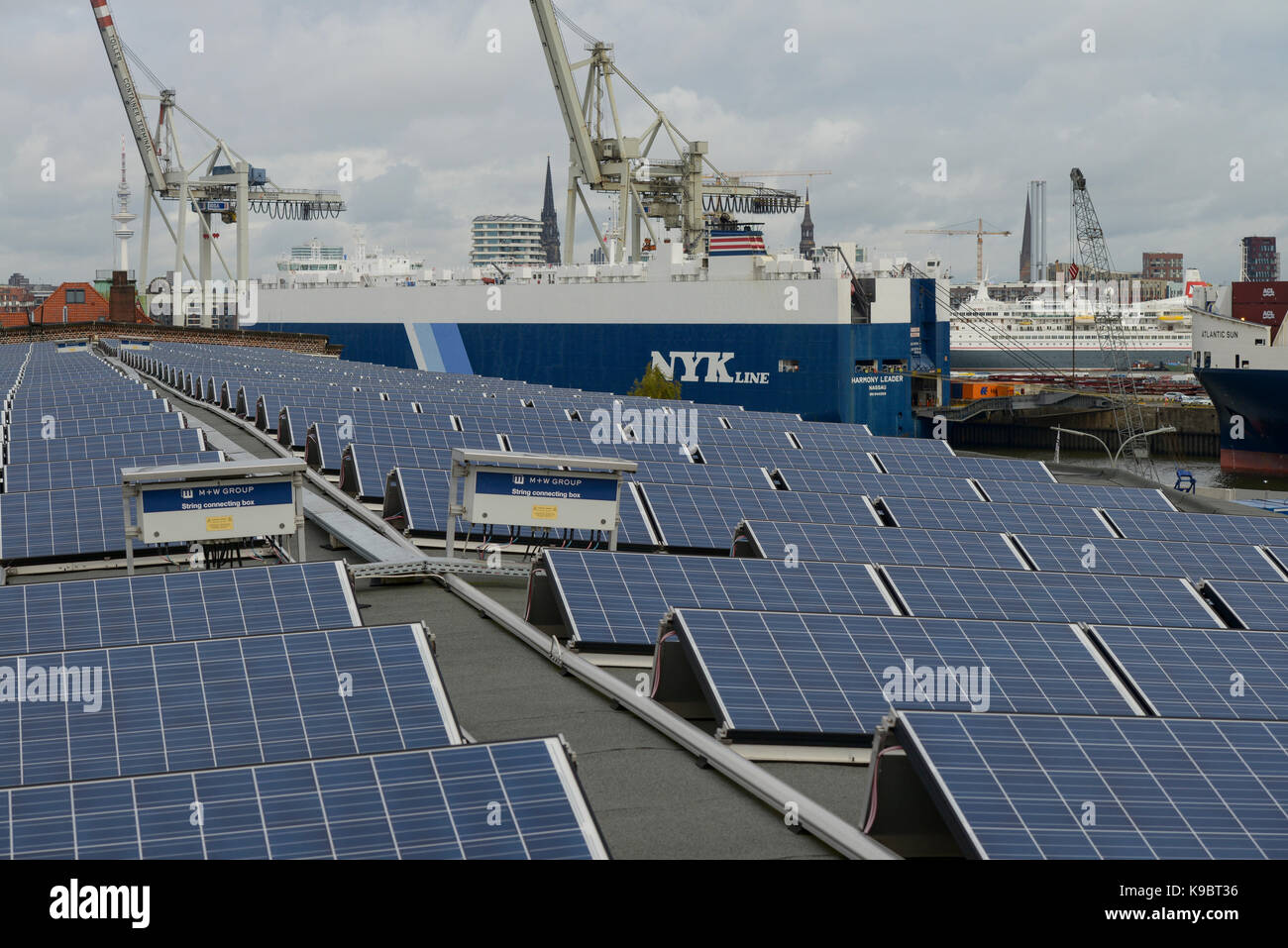 GERMANY, Hamburg, solar panel on roof of store-house in harbour / DEUTSCHLAND, Hamburg, Solarmodule des staedtischen Energieversorger Hamburg Energie auf einem Kaischuppen im Hafen Stock Photo