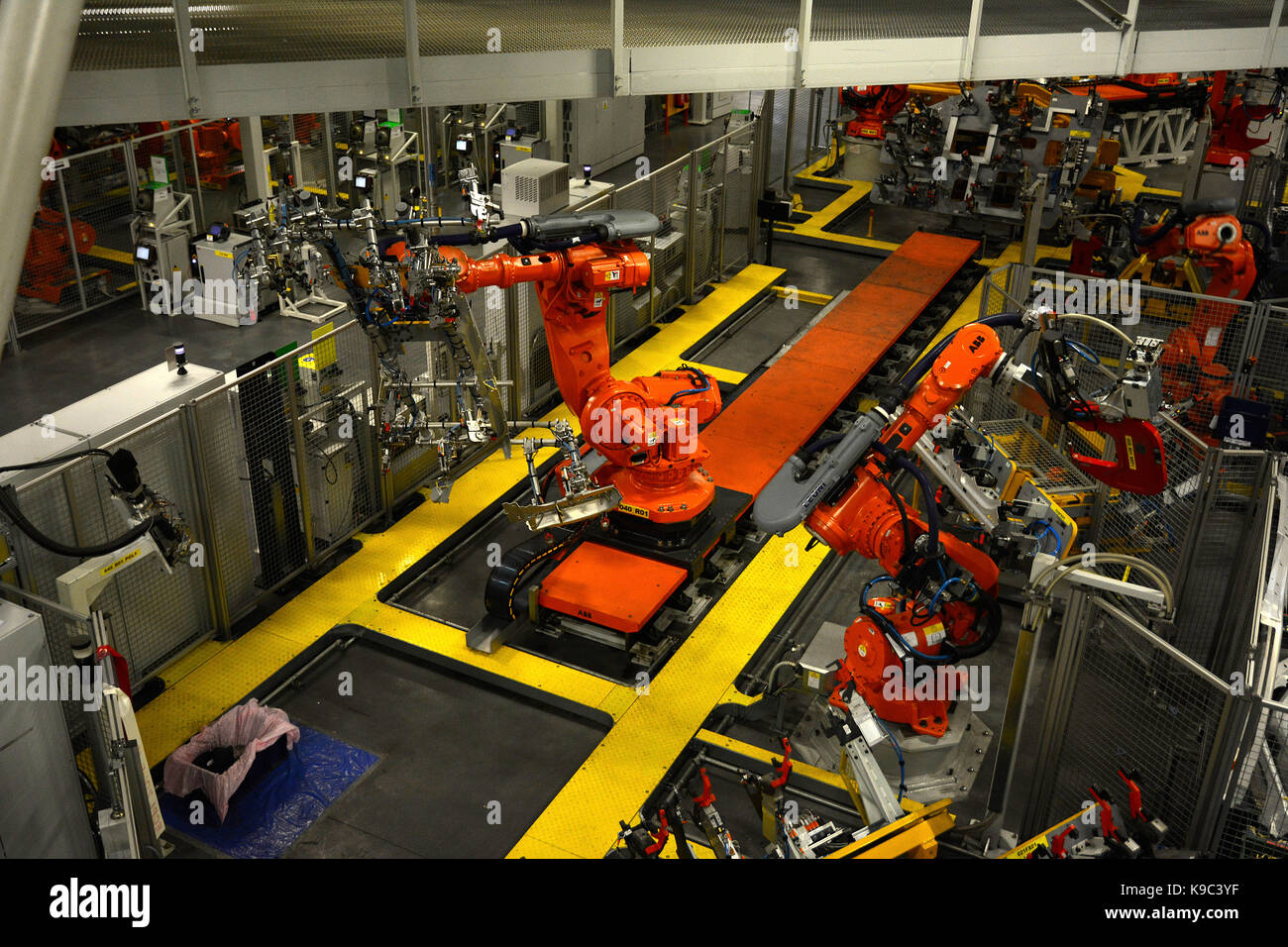 Robots working on aluminium cars at Jaguar Land Rover, Lode Lane, Solihull, West Midlands,UK. Stock Photo