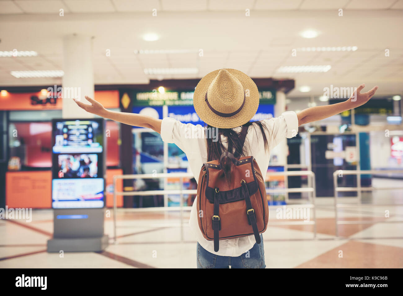 Happy tourist airport hi-res stock photography and images - Alamy