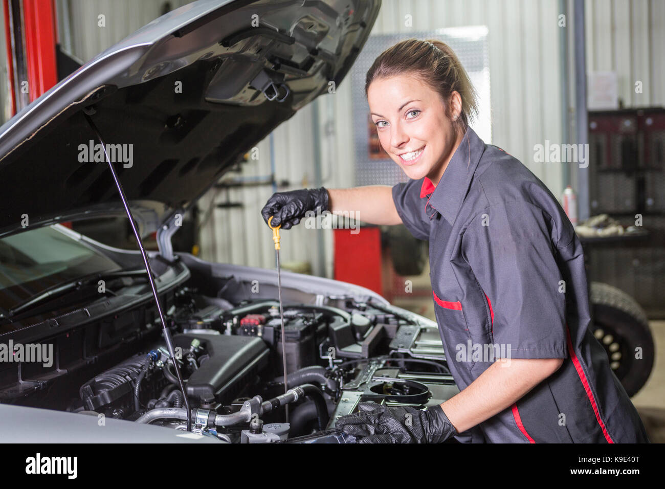A Mechanic woman working on car in his shop Stock Photo - Alamy