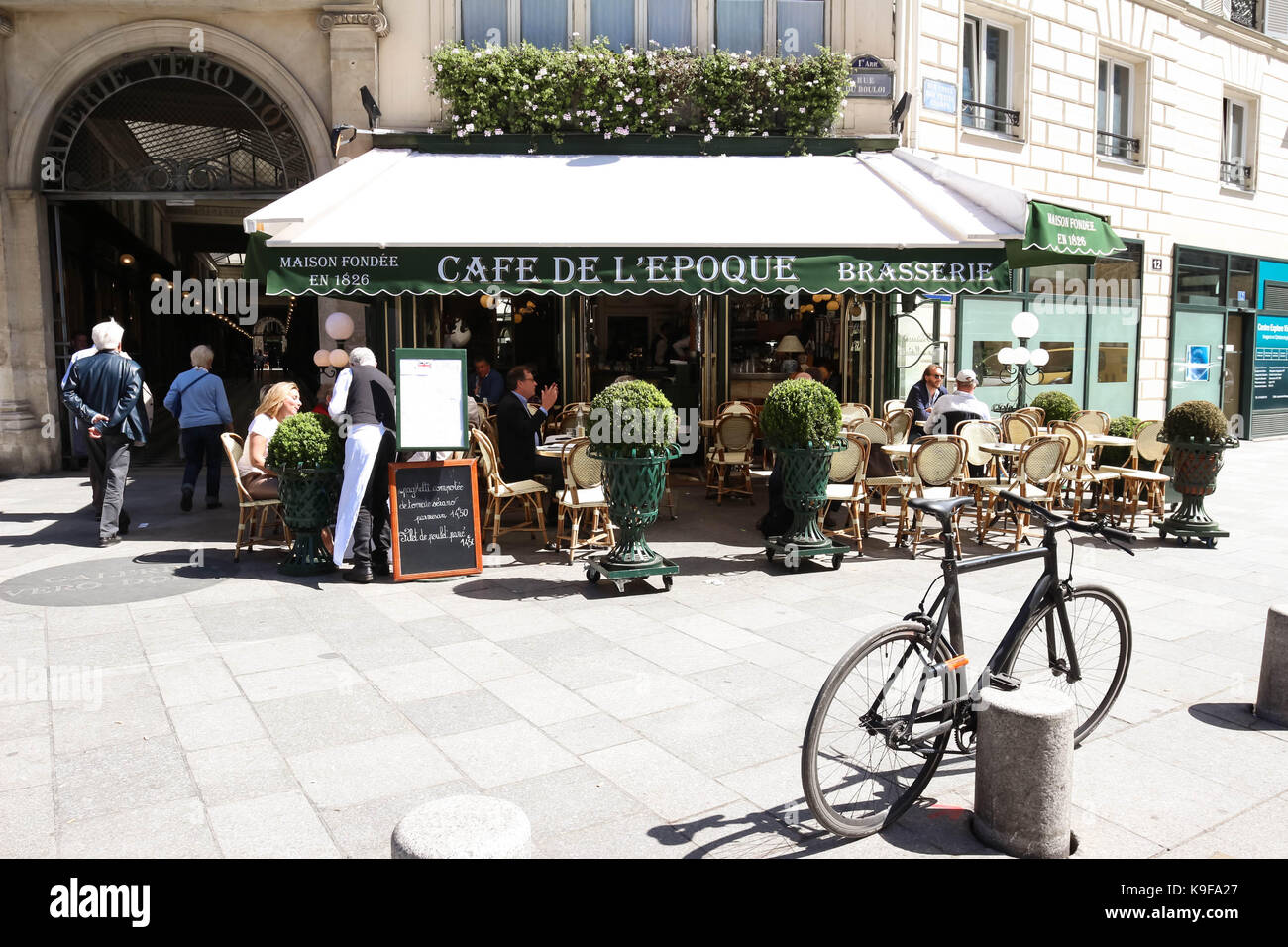 Belle epoque paris cafe hi-res stock photography and images - Alamy