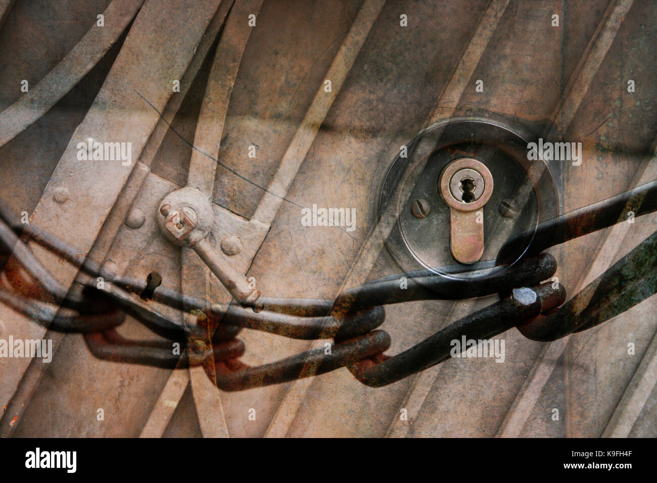 Türschloss mit Kette im Hintergrund Stock Photo