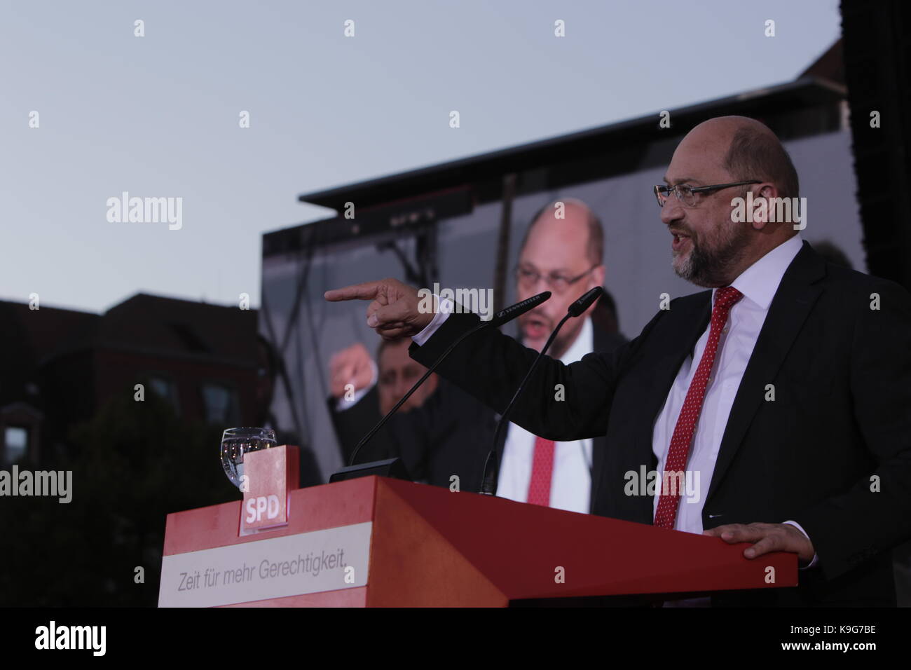Berlin, Germany. 22nd Sep, 2017. Martin Schulz addresses the rally. The candidate for the German Chancellorship of the SPD (Social Democratic Party of Germany) was the main speaker at a large rally in the centre of Berlin, two days ahead of the German General Election. Credit: Michael Debets/Pacific Press/Alamy Live News Stock Photo