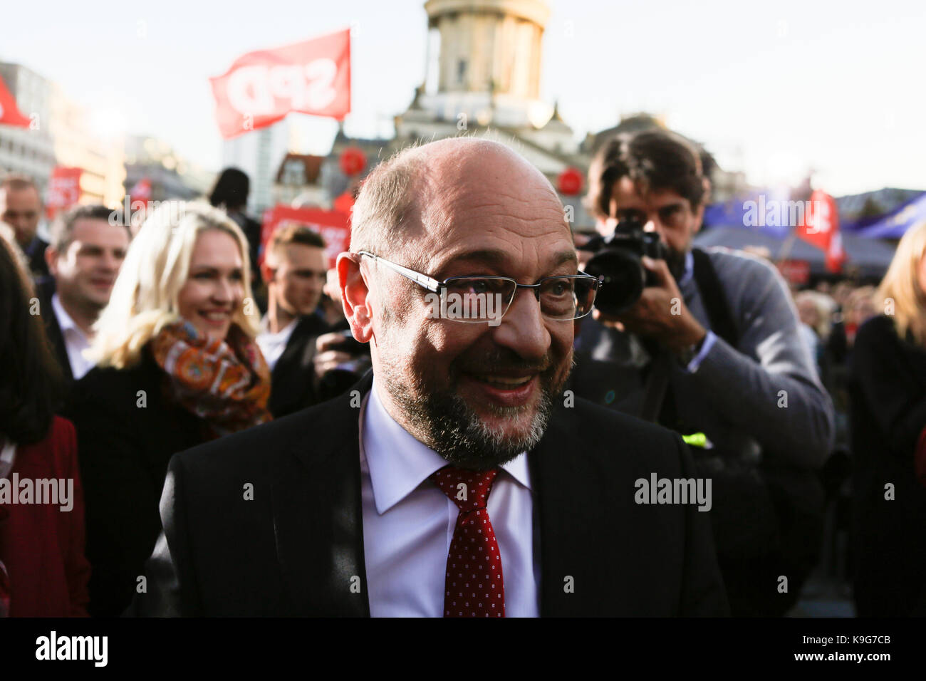 Berlin, Germany. 22nd Sep, 2017. Martin Schulz drives at the rally. The candidate for the German Chancellorship of the SPD (Social Democratic Party of Germany) was the main speaker at a large rally in the centre of Berlin, two days ahead of the German General Election. Credit: Michael Debets/Pacific Press/Alamy Live News Stock Photo