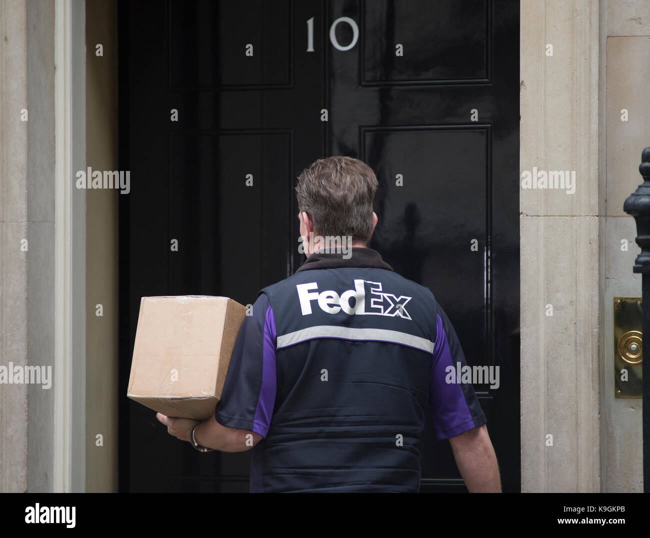 Downing Street London Uk 21 September 2017 Fedex Delivery Man
