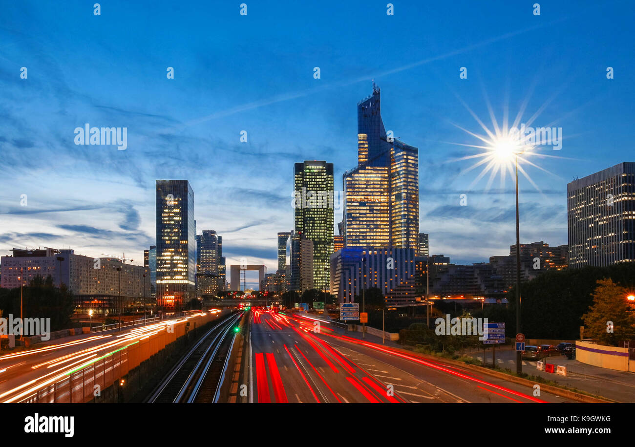 File:La Défense, Paris, France at night.jpg - Wikipedia