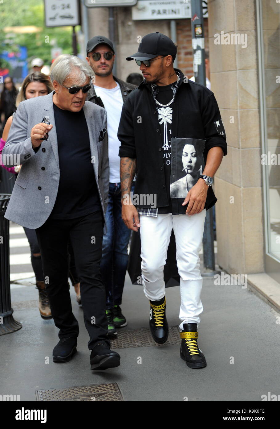 Shopkeeper hit auxiliary Milan, Italy. 23rd Sep, 2017. Lewis Hamilton leaves Giuseppe Zanotti's  boutique The English pilot LEWIS HAMILTON arrives in the center and enters  GIUSEPPE ZANOTTI's boutique to buy shoes. She goes out after