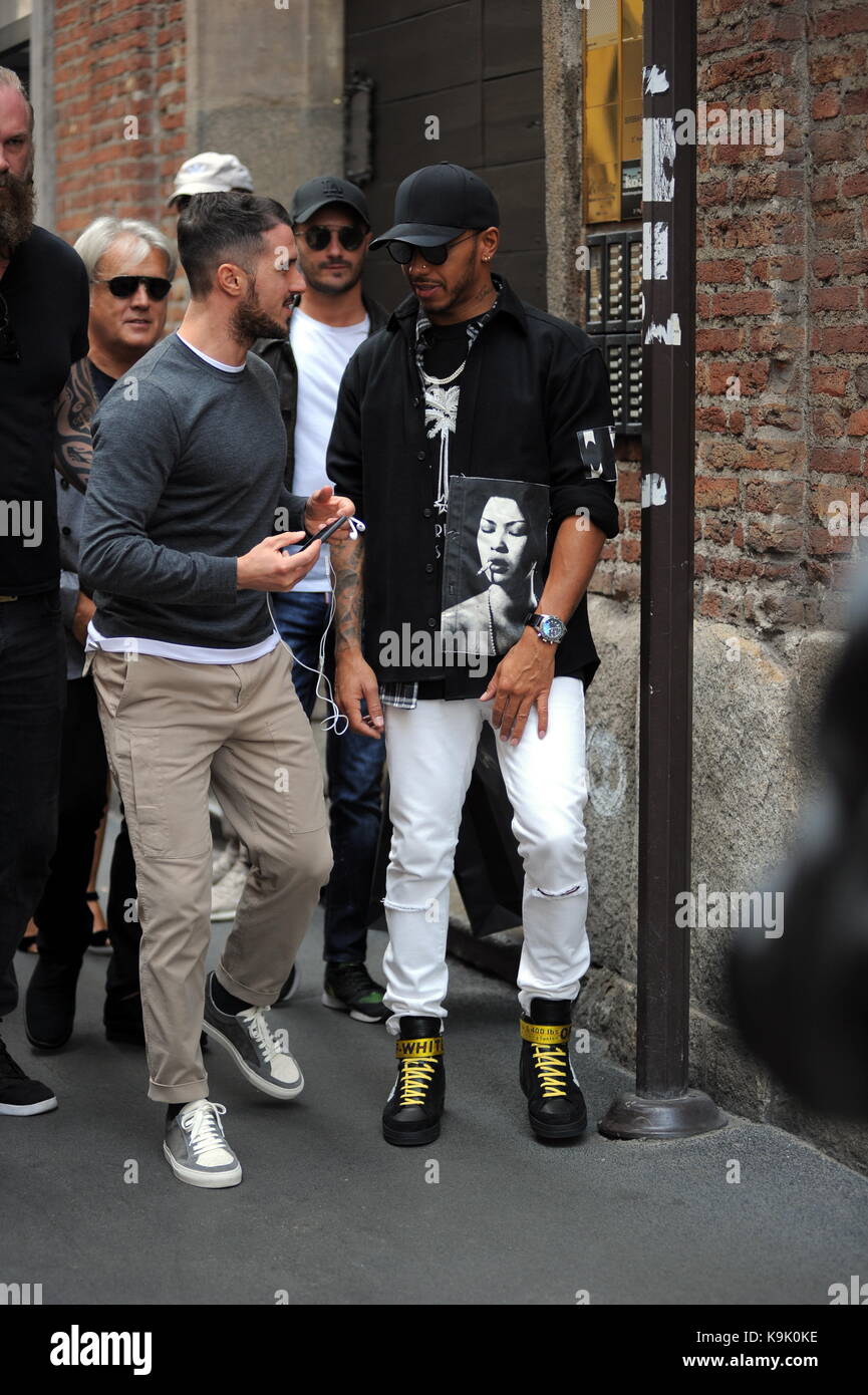 Milan, Italy. 23rd Sep, 2017. Lewis Hamilton leaves Giuseppe Zanotti's  boutique The English pilot LEWIS HAMILTON arrives in the center and enters  GIUSEPPE ZANOTTI's boutique to buy shoes. She goes out after