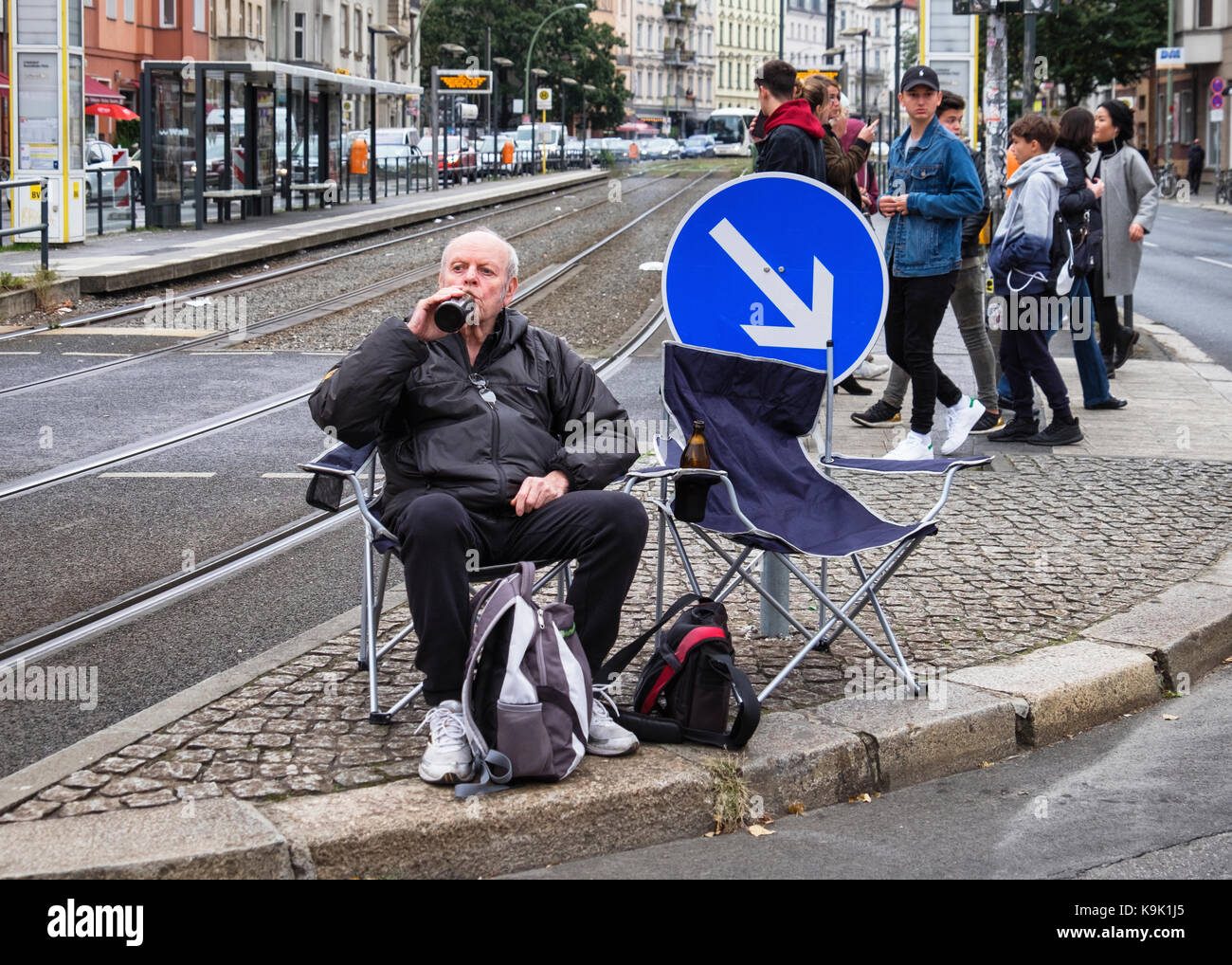 Berlin Germany. 23 September 2017, Senior man spectator waiting for Annual In Line Skating Marathon. In line skaters pass through RosenthalePlatz as they compete in the annual roller skating event. Eden Breitz/Alamy Live News Stock Photo
