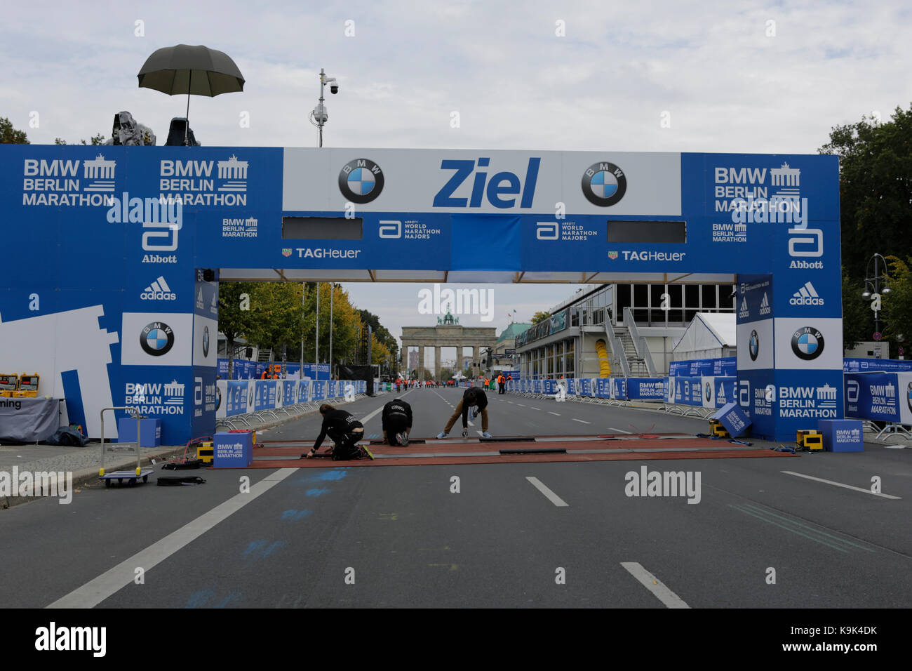 Berlin, Germany. 23rd September 2017. Workers add the finishing touches to the finishing line. The Brandenburg Gate can be seen in the background. Over 5,500 skater took part in the 2017 BMW Berlin Marathon Inline skating race, a day ahead of the Marathon race. Bart Swings from Belgium won the race in 58:42 for the 5th year in a row. Credit: Michael Debets/Alamy Live News Stock Photo