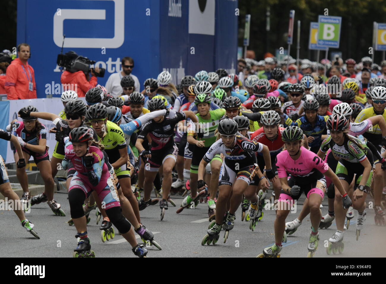 Berlin, Germany. 23rd September 2017. The elite female skaters start the race. Over 5,500 skater took part in the 2017 BMW Berlin Marathon Inline skating race, a day ahead of the  Marathon race. Bart Swings from Belgium won the race in 58:42 for the 5th year in a row. Credit: Michael Debets/Alamy Live News Stock Photo