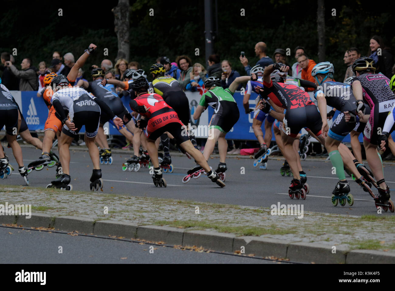 Berlin, Germany. 23rd September 2017. The elite male skaters start the race. Over 5,500 skater took part in the 2017 BMW Berlin Marathon Inline skating race, a day ahead of the Marathon race. Bart Swings from Belgium won the race in 58:42 for the 5th year in a row. Credit: Michael Debets/Alamy Live News Stock Photo