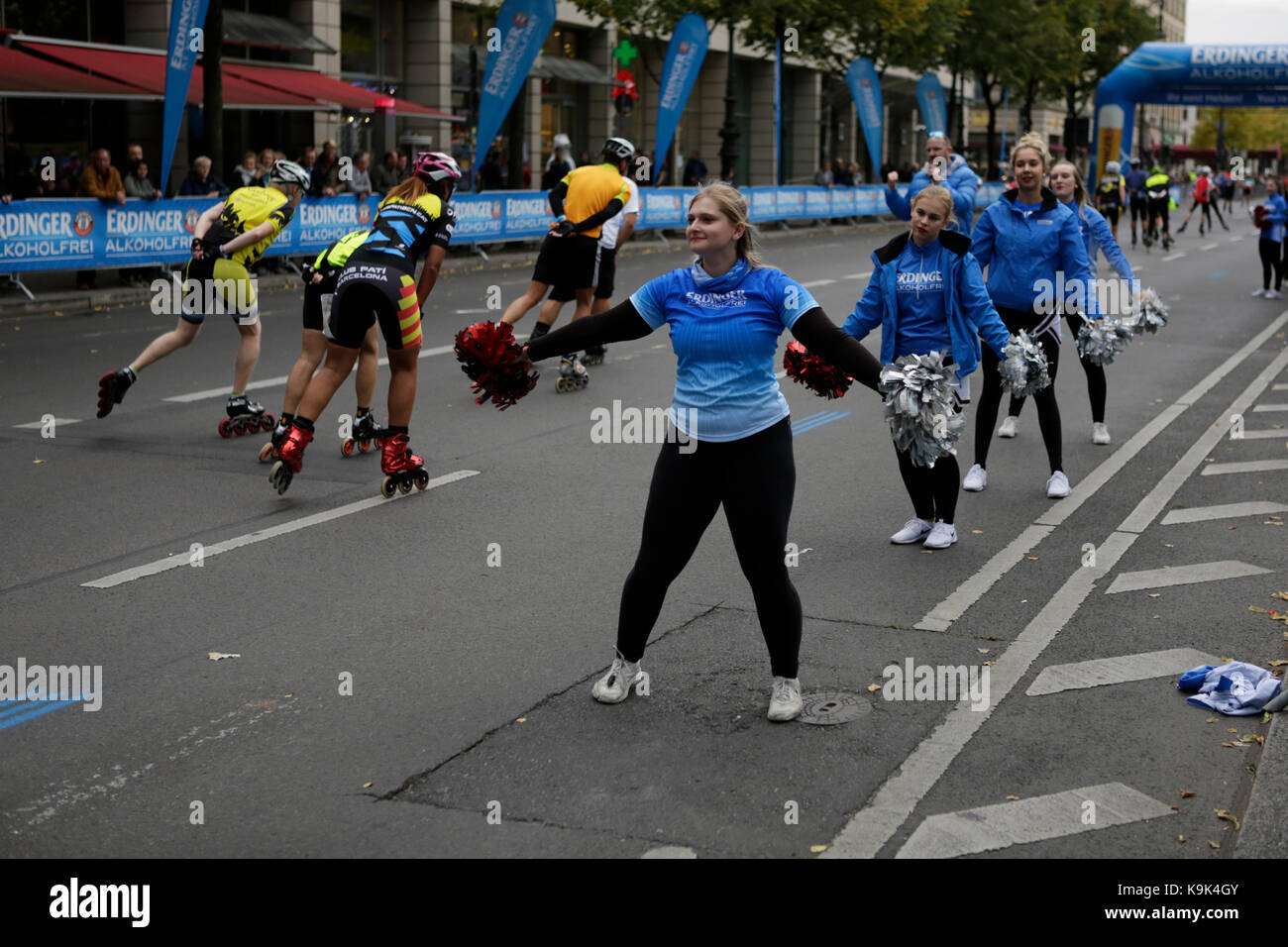 Berlin, Germany. 23rd September 2017. Cheerleaders cheer on the skaters for the last kilometre of the race. Over 5,500 skater took part in the 2017 BMW Berlin Marathon Inline skating race, a day ahead of the Marathon race. Bart Swings from Belgium won the race in 58:42 for the 5th year in a row. Credit: Michael Debets/Alamy Live News Stock Photo