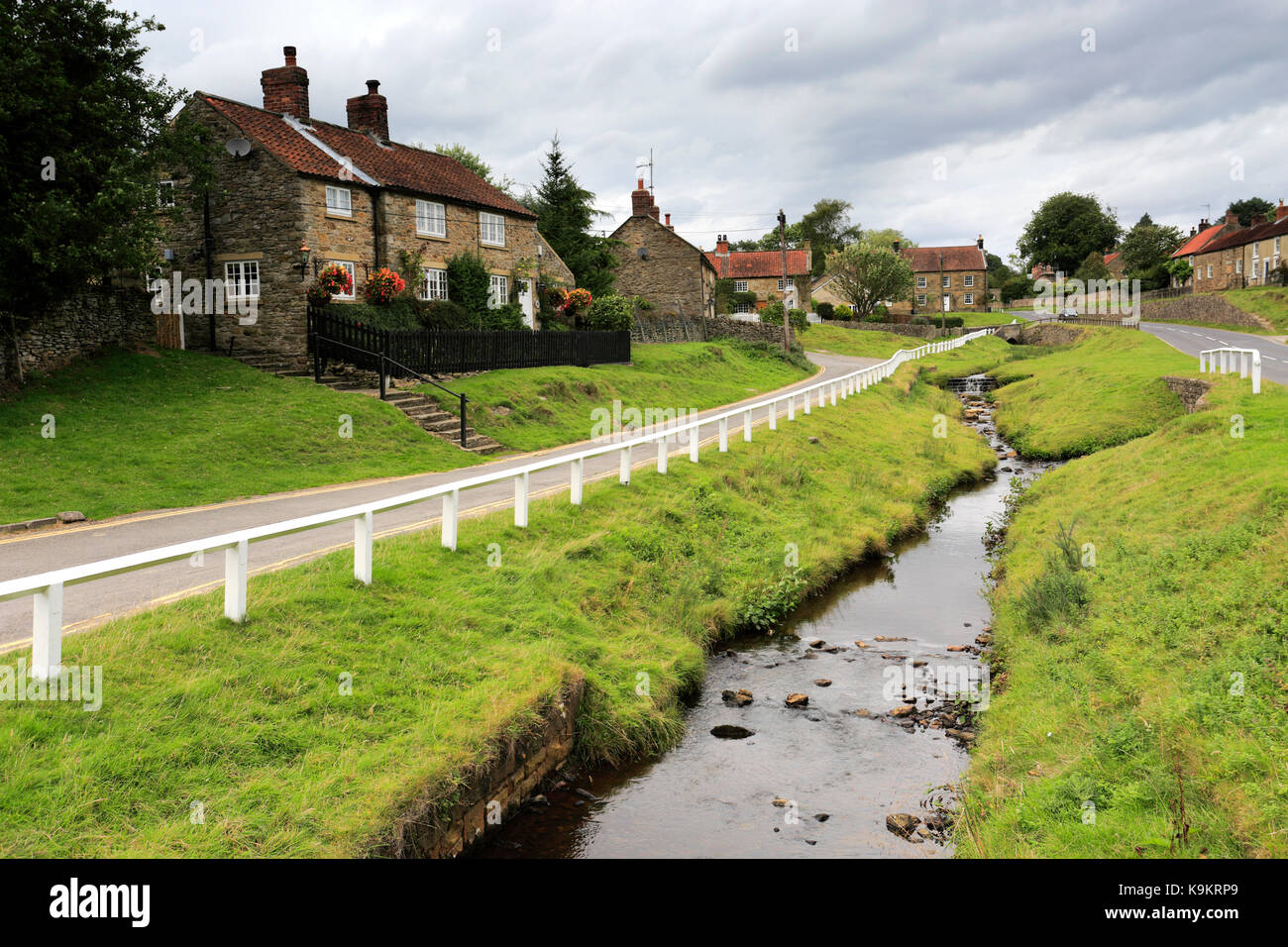 village-green-and-traditional-stone-cottages-hutton-le-hole-village