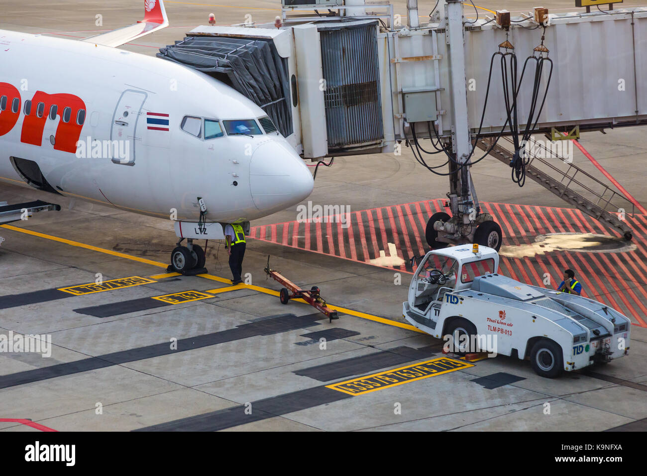 Front wheel of an aircraft hi-res stock photography and images - Alamy